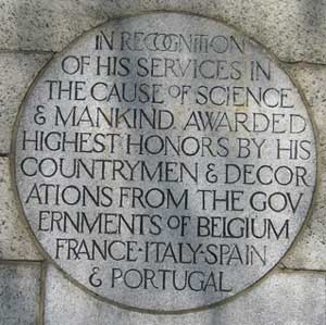 Photo of the Dr Sims statue column stating the honors bestowed upon him by this and other countries around the world